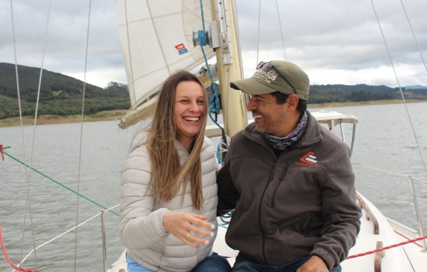 Velero en el Embalse de Tominé