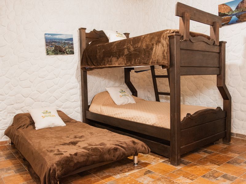 Habitación Rural Experience Triple – camas sencillas contra la montaña